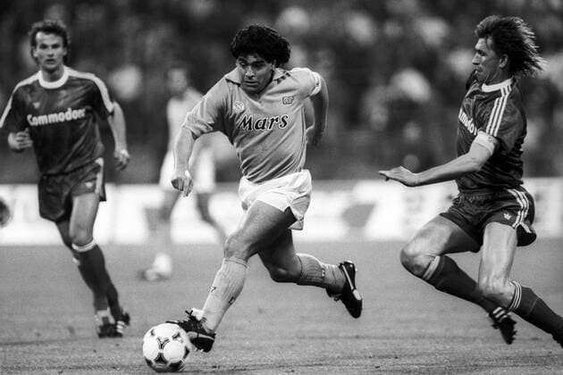 FC Bayern München - SSC Neapel 2:2 - Diego Armando Maradona (Neapel, li.) gegen Klaus Augenthaler (Bayern)