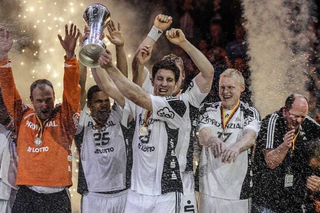 Deutschland, Hamburg, O 2 World, DKB Handball Bundesliga, Saison 2012 2013, Lufthansa Final Four, THW Kiel- SG Flensburg Handewitt, der THW Kiel ist Pokalsieger,Thierry Omeyer, Daniel Narcisse, Kapitän Marcus Ahlm hält den Pokal, Patrick Wiencek(THW)