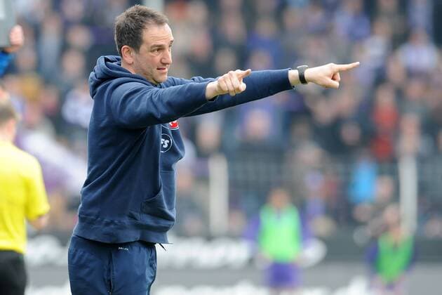 Osnabrück, Deutschland 13. April 2013: 3. Bundesliga 12 13 - VfL Osnabrück vs. 1. FC Heidenheim. Trainer Frank Schmidt (Heidenheim) gibt Anweisungen. mt