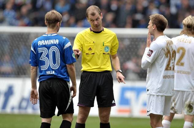 13-04-2013 pmk MU122882 Fussball Herren 3.Liga Saison 2012 2013 Arminia Bielefeld - SV Wehen Wiesbaden 3:1 (1:1) Sebastian HILLE Bielefeld Rene ROHDE -Schiedsrichter- Pascal BIESLER Wehen Wiesbaden