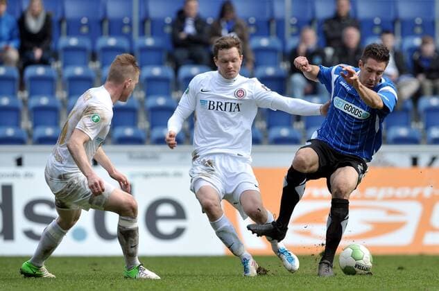 13-04-2013 pmk MU123179 Fussball Herren 3.Liga Saison 2012 2013 Arminia Bielefeld - SV Wehen Wiesbaden 3:1 (1:1) Daniel Döringer Wehen Wiesbaden Robert MUELLER Wehen Wiesbaden Patrick SCHOENFELD Bielefeld