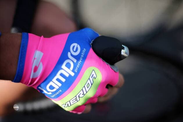 RADSPORT - Giro del Trentino LIENZ,AUSTRIA,16.APR.13 - DIVERS, RADSPORT - Giro del Trentino, 1. Etappe, Lienz - Lienz, Mannschaftszeitfahren. Bild zeigt ein Feature mit einem Handschuh von Michele Scarponi (ITA Lampre Merida). 
