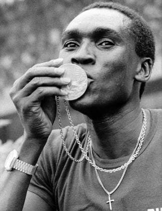 München 1972: 400m Hürden Olympiasieger John Akii Bua (Uganda) mit seiner Goldmedaille