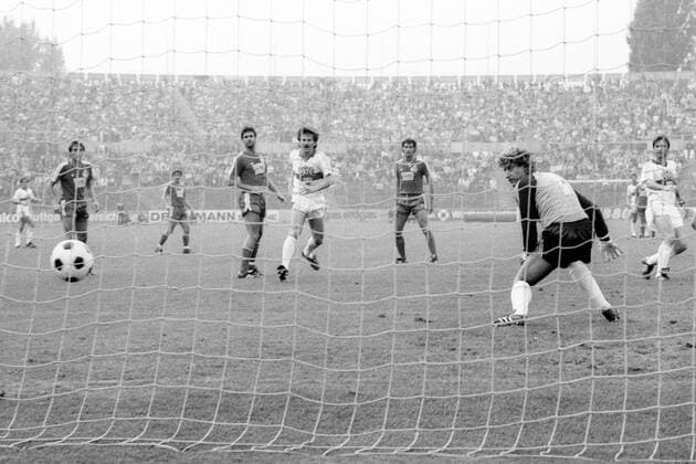 Jubiläumstorschützen der Bundesliga Das 20.000. Tor der Fußball Bundesliga: Kurt Niedermayer (VfB Stuttgart, re.) erzielt gegen Torwart Harald -Toni- Schumacher (1. FC Köln) das Tor zum 2:0, daneben u.a. Gerd Strack (1. FC Köln) und Walter Kelsch (VfB Stuttgart)