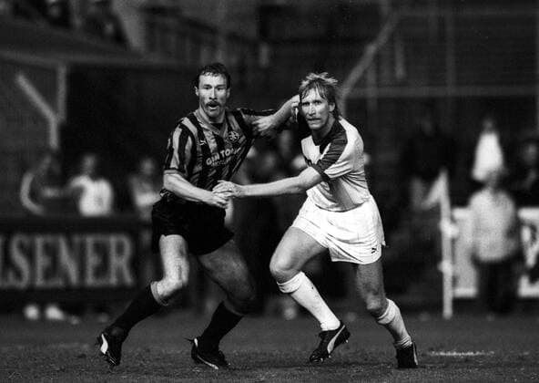 Wolfgang Wolf (Stuttgarter Kickers, li.) gegen Uwe Rahn (Borussia Mönchengladbach)