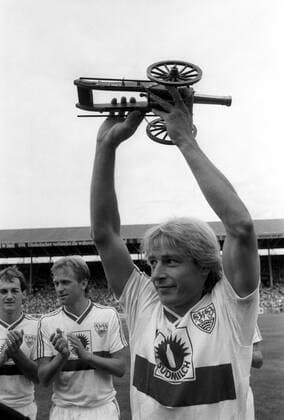 Jürgen Klinsmann (VfB Stuttgart) mit der Torjägerkanone