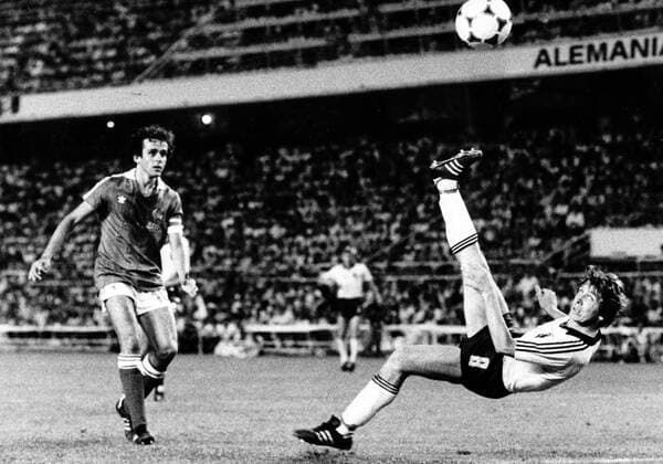 BR Deutschland - Frankreich 8:7 n.V. - Klaus Fischer (BRD, re.) erzielt das Tor zum 3:3 gegen Michel Platini (Frankreich)