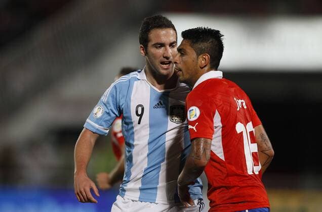 Gonzalo Higuain (ARG) vs Sebastian Pinto (Chile). Chile vs Argentina. - WM Quali, Nacional, Santiago (Chile).