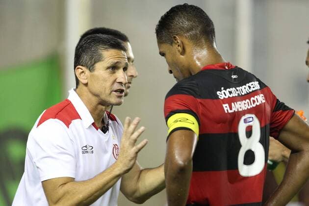 Jorginho e Cleber Santana do Flamengo em partida entre Macae Esporte FC vs. CR Flamengo Rio de Janeiro, valida pela ultima rodada do Campeonato Carioca 2013, realizada no Estadio Claudio Moacyr de Azevedo. Macae RJ, Brasil 20 04 2013. x(65)xRuixPortoxFilhox xFotoarenax  (15829) Macae Esporte FC vs. CR Flamengo Rio de Janeiro