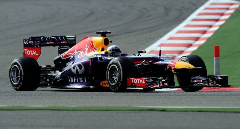 (130421) -- MANAMA, April 21, 2013 (Xinhua) -- Red Bull driver Sebastian Vettel drives during the Bahrain F1 Grand Prix at the Bahrain International Circuit in Manama, Bahrain, on April 21, 2013. (Xinhua Chen Shaojin) (zf) BAHRAIN-MANAMA-F1 