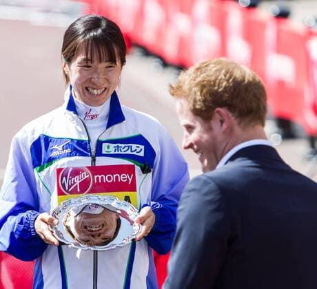 21.04.2013 London, England. HRH Prince Harry presents women s third place finisher Yukiko Akaba with her trophy following the The Virgin London Marathon. xDavidxFearnx  ActionPlus11399761