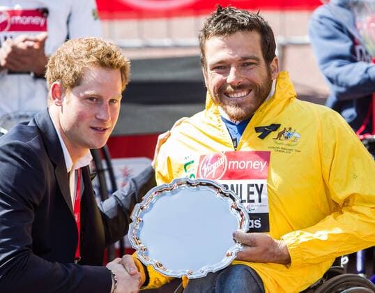 21.04.2013 London, England. HR Prince Harry presenting a trophy to men s wheelchair winner Kurt Fearnley following the The Virgin London Marathon. xDavidxFearnx  ActionPlus11399768