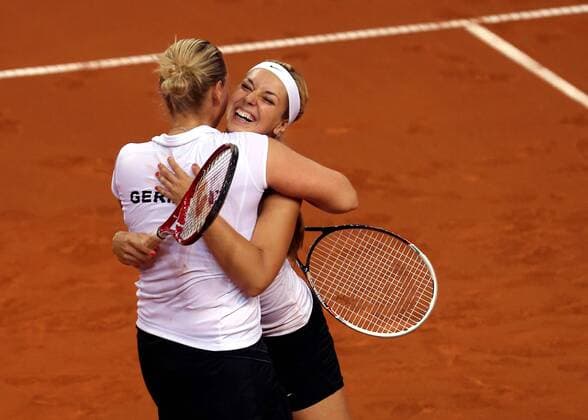 Stuttgart Tennis Fed Cup Deutschland vs. Serbien, Freude über den Sieg zum 3:2 und den Aufstieg in die 1. Weltgruppe, v.l. Anna-Lena Grönefeld und Sabine Lisicki