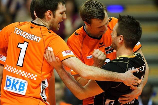Berlin, Deutschland 21. April 2013: Play-Off Bundesliga Volleyball 12 13: Berlin Recycling Volleys vs. VfB Friedrichshafen. Jubel von den BR Volleys. v.li. Scott Touzinsky (Berlin 1), Robert Kromm (Berlin 3), Martin Krystof (Berlin 11) sw