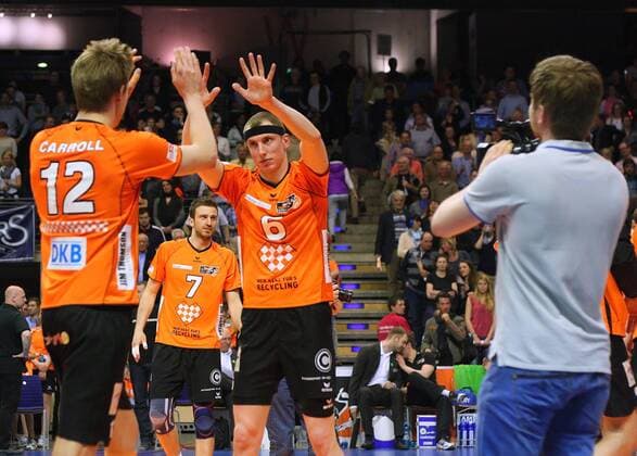 Berlin, Deutschland 21. April 2013: Play-Off Bundesliga Volleyball 12 13: Berlin Recycling Volleys vs. VfB Friedrichshafen. Paul Carroll (Berlin 12) jubelt mit Felix Fischer (Berlin 6). Rechts ein Kameramann sw