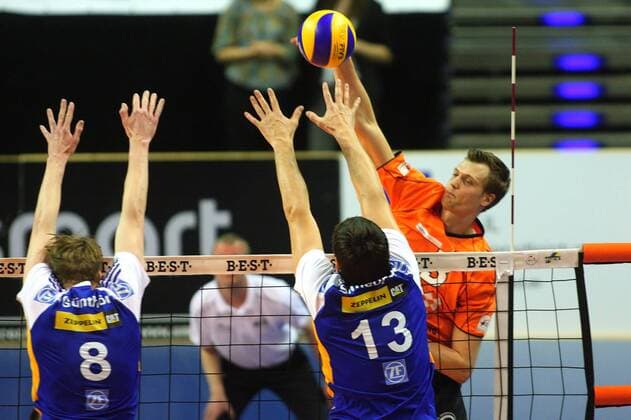 Berlin, Deutschland 21. April 2013: Play-Off Bundesliga Volleyball 12 13: Berlin Recycling Volleys vs. VfB Friedrichshafen. Angriff Robert Kromm (Berlin 3). Block Max Guenthoer (Friedrichshafen 8), Ventzislav Simeonov (Friedrichshafen 13) sw