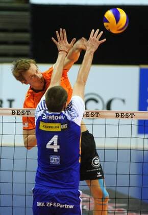 Berlin, Deutschland 21. April 2013: Play-Off Bundesliga Volleyball 12 13: Berlin Recycling Volleys vs. VfB Friedrichshafen. Angriff Paul Carroll (Berlin 12). Block Valentin Bratoev (Friedrichshafen 4) sw