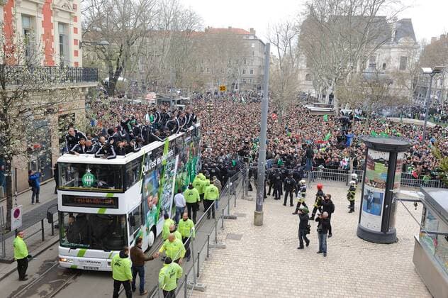 Fans begrüßen den Ligapokasieger Saint Etienne FOOTBALL : - 21 04 2013 FredericChambert Panoramic 