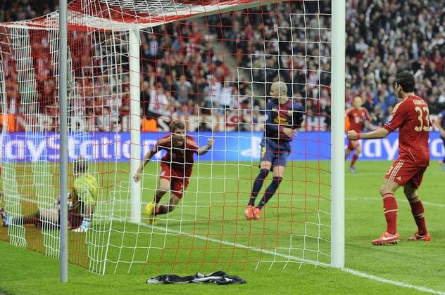Tor zum 1-0 durch Thomas MUELLER (MÜLLER,Bayern München) gegen Victor VALDES,Torwart (Barcelona),Aktion,Jubel,Freude,Begeisterung,re:Gerard PIQUE (Barcelona),Mario GOMEZ (Bayern München). FC Bayern München - FC Barcelona. Fussball Champions League, Halbfinale,Hinspiel, am 23.04.2013 ,A L L I A N Z A R E N A.
