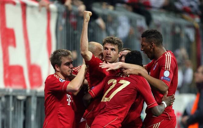 Thomas Müller (FC Bayern), jubelt nach seinem Tor zum 4:0, links Philipp Lahm (FC Bayern), vorne David Alaba (FC Bayern), rechts Jerome Boateng (FC Bayern), FC Bayern München vs FC Barcelona, Champions League, Halbfinale, 2012 2013, Fußball, Fussball, soccer, Herren, Deutschland, Germany, München, 23.4.2013 Allianz Arena