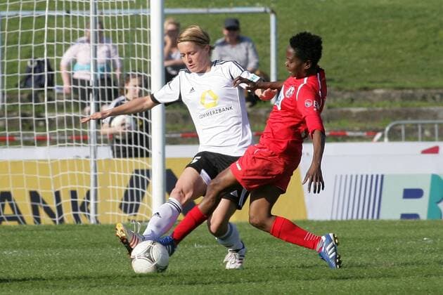 Frauenfußball, Bundesliga, Nachholspiel vom 15. Spieltag: 1. FFC Frankfurt - 1. FFC Turbine Potsdam am Mittwoch (24.04.2013) im Stadion am Brentanobad in Frankfurt am Main. Saskia Bartusiak (1. FFC Frankfurt, L), Genoveva Anonma (1. FFC Turbine Potsdam).