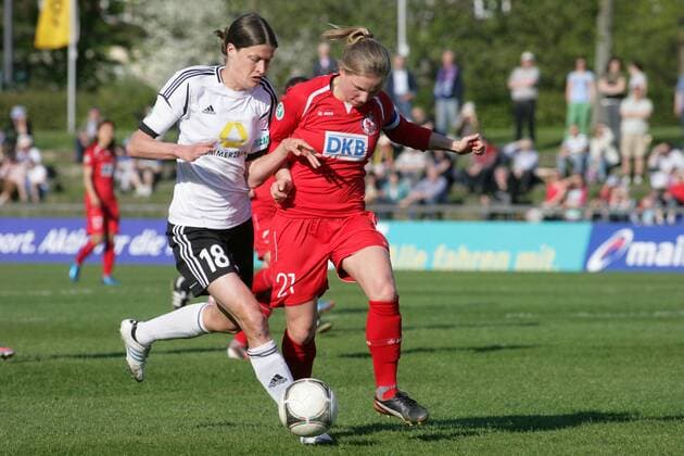 Frauenfußball, Bundesliga, Nachholspiel vom 15. Spieltag: 1. FFC Frankfurt - 1. FFC Turbine Potsdam am Mittwoch (24.04.2013) im Stadion am Brentanobad in Frankfurt am Main. Kerstin Garefrekes (1. FFC Frankfurt, L), Tabea Kemme (1. FFC Turbine Potsdam).