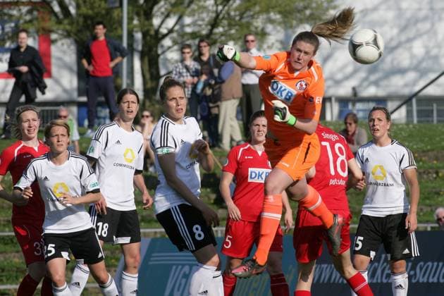 Frauenfußball, Bundesliga, Nachholspiel vom 15. Spieltag: 1. FFC Frankfurt - 1. FFC Turbine Potsdam am Mittwoch (24.04.2013) im Stadion am Brentanobad in Frankfurt am Main. Torfrau Alyssa Näher (1. FFC Turbine Potsdam) klärt.