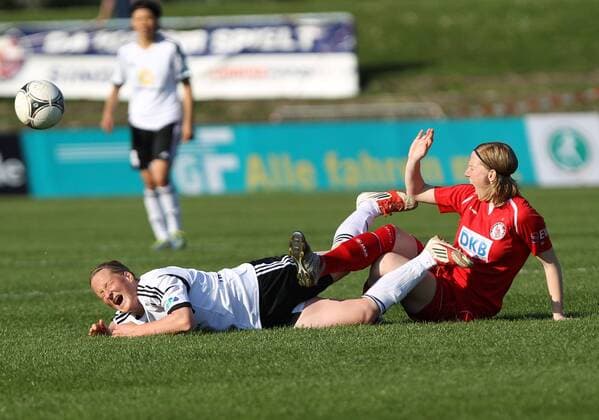24.04.2013, xfsx, Fussball 1.Bundesliga Damen, FFC Frankfurt - Turbine Potsdam, v.l. Melanie Behringer (1. FFC Frankfurt) im Zweikampf, Duell, duel, tackle mit Stefanie Draws (1. FFC Turbine Potsdam)