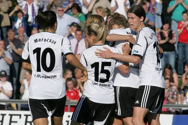 Frauenfußball, Bundesliga, Nachholspiel vom 15. Spieltag: 1. FFC Frankfurt - 1. FFC Turbine Potsdam am Mittwoch (24.04.2013) im Stadion am Brentanobad in Frankfurt am Main. Jubel nach 1:0 durch Melanie Behringer (1. FFC Frankfurt).
