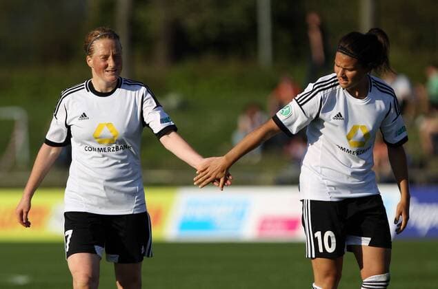 24.04.2013, xfsx, Fussball 1.Bundesliga Damen, FFC Frankfurt - Turbine Potsdam, v.l. Melanie Behringer (1. FFC Frankfurt) klatscht mit Dzsenifer Marozsan (1. FFC Frankfurt) ab