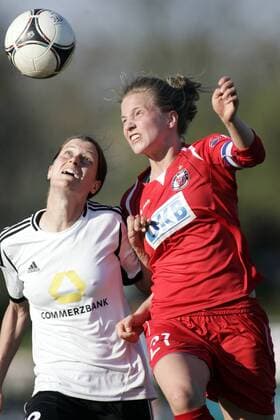 1 FFC Frankfurt - Turbine Potsdam, Stadion am Brentanobad, 24.04.2013, Saison 2012 2013: Kerstin Garefrekes (Frankfurt) vs Tabea Kemme (Potsdam)