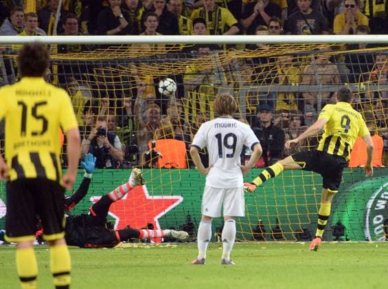 24.04.2013, xjhx,UEFA Champions League, Borussia Dortmund - Real Madrid, v.l. Diego Lopez (Real Madrid), Luka Modric (Real Madrid), Robert Lewandowski (Borussia Dortmund) Goal scored, Tor zum 4:1