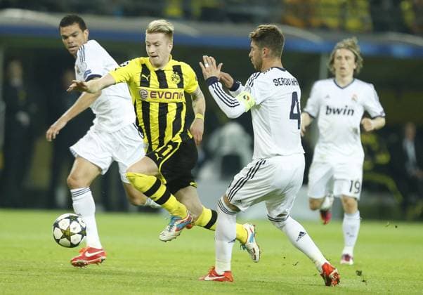 Marco REUS, Nr.11 BVB im Zweikampf , Aktion um den Ball gegen Sergio RAMOS, Real 4, PEPE , Real 3 Aktion, Zweikampf, Spielszene, Tackling, Ball BORUSSIA DORTMUND - REAL MADRID ( - ) Fussball UEFA Champions League, Halbfinale Hinspiel, Dortmund, 24.04.2013 CL Saison 2012 2013, BVB, RM