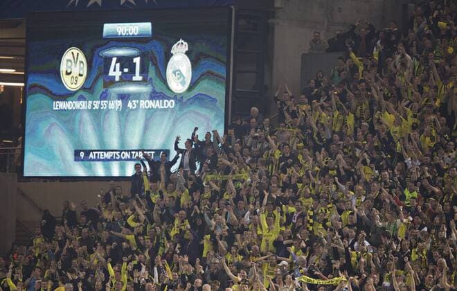 Dortmund, 24.04.2013, Signal-Iduna-Park Schlussjubel vor der Anzeigetafel 4:1 BORUSSIA DORTMUND - REAL CF MADRID