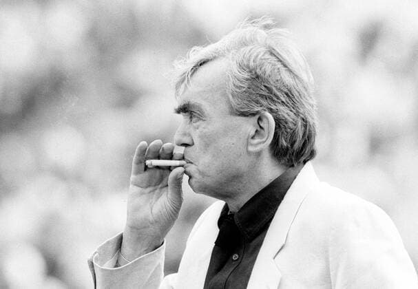 Trainer Ernst Happel (Hamburger SV) raucht eine Zigarette