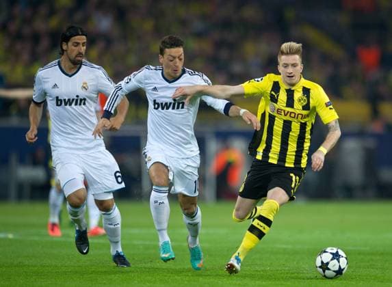 Marco REUS (DOR) - Mesut ÖZIL (M) und Sami KHEDIRA (l beideMAD) Fussball international UEFA Championsleague Saison 2012 2013, Halbfinale Hinspiel: Borussia Dortmund - Real Madrid in Dortmund, Deutschland am 24.04.2013,