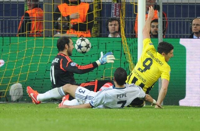 24-04-2013, Fussball, Saison 2012-2013, UEFA Champions League, Halbfinale, Hinspiel, Borussia Dortmund - Real Madrid 4-1, Robert Lewandowski (Borussia Dortmund), re., erzielt das Tor zum 1-0. Torhüter Diego Lopez ist machtlos.