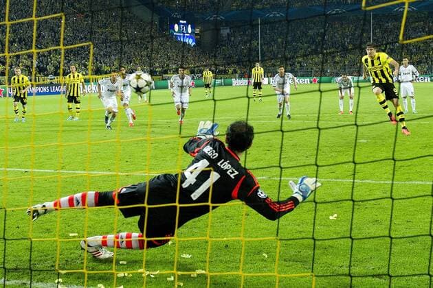 Robert LEWANDOWSKI (re., DO) schiesst per Elfmeter gegen Torwart Diego LOPEZ (Real) das Tor zum 4:1 für Borussia Dortmund, Aktion, Fussball Champions League, Halbfinale, Borussia Dortmund (DO) - Real Madrid (Real) 4:1, am 24.04.2013 in Dortmund Deutschland