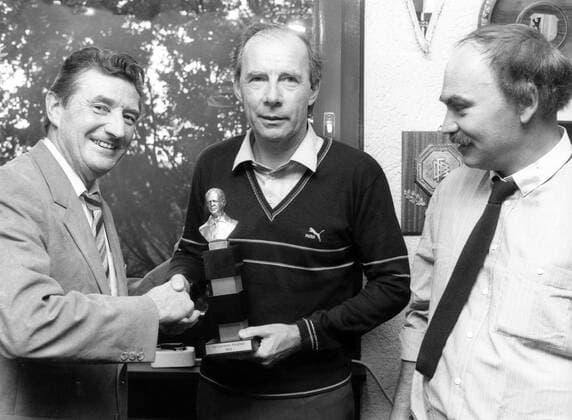 Trainer Dietrich Weise (1. FC Kaiserslautern) wird durch Fritz Walter (BR Deutschland) die Sepp Herberger Trophäe überreicht