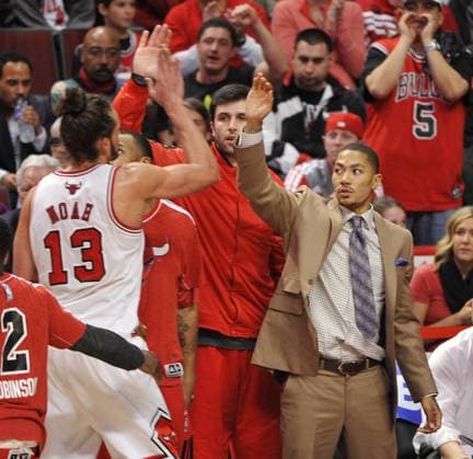 Chicago Bulls Derrick Rose (R) high fives teammate Joakim Noah during the third quarter of game 3 of the NBA Basketball Herren USA Eastern Conference Quarterfinals against the Brooklyn Nets during the 2013 NBA Basketball Herren USA Playoffs at the United Center in Chicago on April 25, 2013. The Bulls won 79-76 and lead the best of seven series 2-1.  CHI2013042526