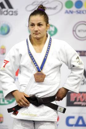 JUDO - EJU EM 2013 BUDAPEST,UNGARN,25.APR.13 - DIVERS, JUDO - EJU Europameisterschaften, bis 52kg, Damen, Siegerehrung. Bild zeigt Majlinda Kelmendi (ALB). Keywords: Medaille. 