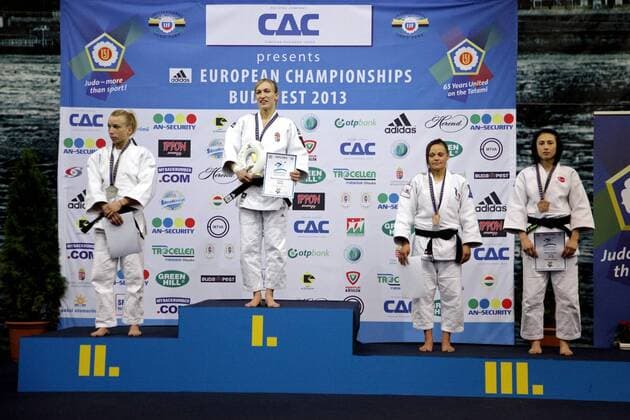 JUDO - EJU EM 2013 BUDAPEST,UNGARN,25.APR.13 - DIVERS, JUDO - EJU Europameisterschaften, bis 48kg, Damen, Siegerehrung. Bild zeigt Charline van Snick (BEL), Eva Csernoviczki (HUN), Laetitia Payet (FRA) und Ebru Sahin (TUR). Keywords: Medaille, Urkunde, Trophäe.