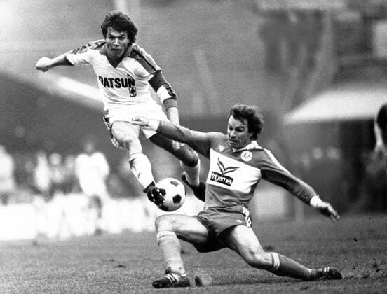 Borussia Mönchengladbach - FC Schalke 04 0:0 - Lothar Matthäus (Gladbach, li.) gegen Bernard Dietz (Schalke)