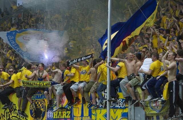 Fans von Eintracht Braunschweig, jubeln, FC Ingolstadt 04 vs Eintracht Braunschweig), , Sport, Ballsport, Fussball, Bundesliga 2, Ingolstadt, Audi Sportpark,