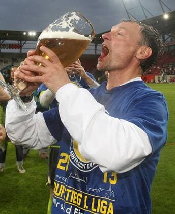 Co-trainer Darius Scholtysyk (Eintracht Braunschweig) trinkt ein Bier auf den Aufstieg FC Ingolstadt 04 vs. Eintracht Braunschweig