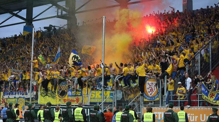 Braunschweiger Fans feiern den Aufstieg in die 1.liga FC Ingolstadt 04 vs. Eintracht Braunschweig