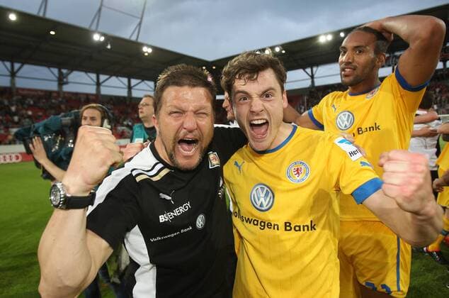v.l. freuen sich Mannschaftsarzt Dr. Frank Maier (Eintracht Braunschweig), Oliver Petersch (Eintracht Braunschweig) FC Ingolstadt 04 vs. Eintracht Braunschweig