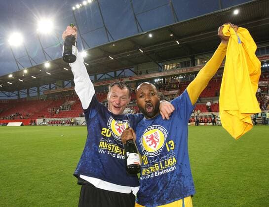 es freuen sich v.l. Co-trainer Darius Scholtysik und Domi Kumbela (Eintracht Braunschweig) FC Ingolstadt 04 vs. Eintracht Braunschweig