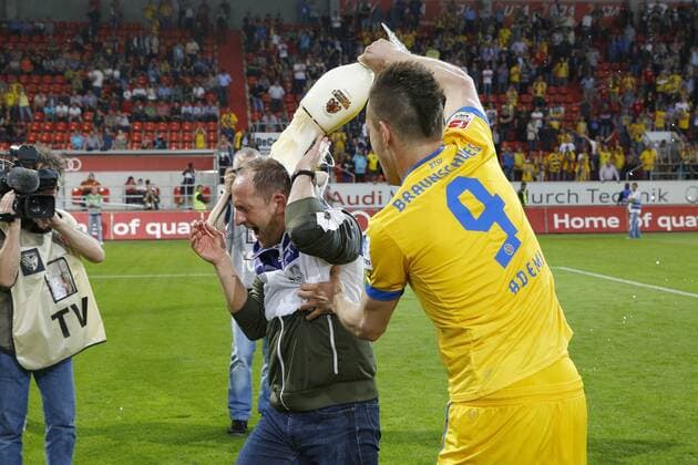 26.04.2013, Audi Sportpark, Ingolstadt, Ligaspiel 2. Liga, FC Ingolstadt 04 vs Eintracht Braunschweig, im Bild Torsten Lieberknecht (Trainer, Eintracht Braunschweig, li.) bekommt von Orhan Ademi (9, Eintracht Braunschweig) eine Bierdusche über den Kopf GER, 2. FBL, FC Ingolstadt 04 vs Eintracht Braunschweig
