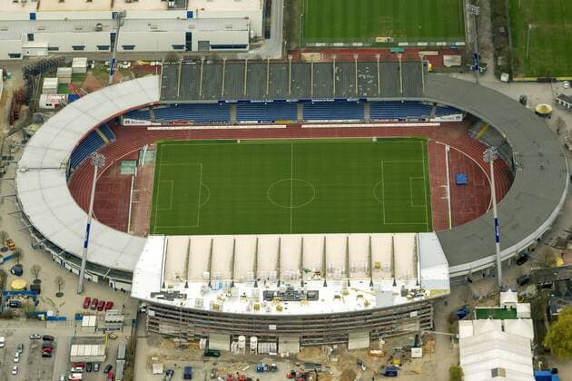 Fußball, Stadiongeschichte Eintracht Braunschweig Stadion des Eintracht Braunschweig mit West und Osttribüne, Der Braunschweiger Turn- und Sportverein Eintracht von 1895 e. V. (BTSV), Bundesligastadion, Luftbild, Luftbildaufnahme der Stadt Braunschweig !ACHTUNGxMINDESTHONORARx60xEURO!